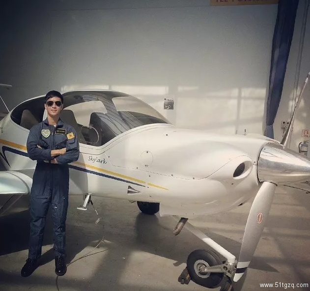 是男模也是飞行员！脱下衣服接受冰水挑战，身材不要太撩人！ - 51虹马