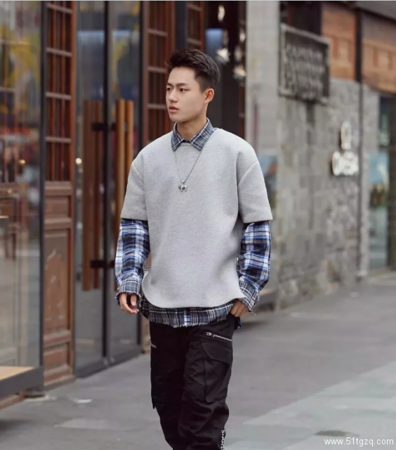 街拍成都男生，去的时候是直的，回来的时候有点弯 - 51虹马