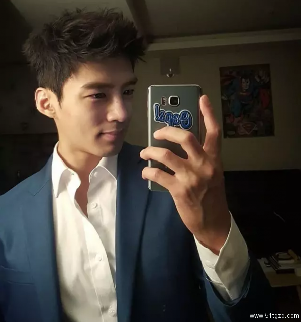 正装Play的大长腿帅气直男，脱掉衣服后腹肌人鱼线，让网友疯狂打Call！ - 51虹马