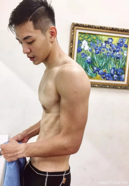 古铜色大长腿、公狗腰，台大体育校草吸粉上万 - 51虹马