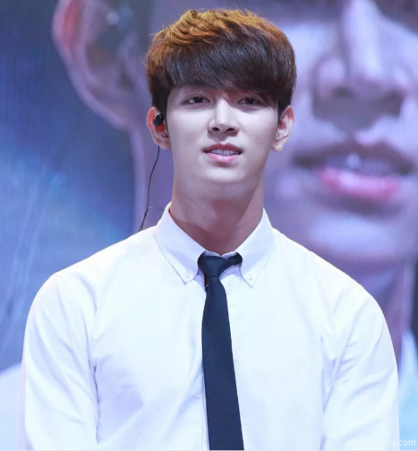 自拍不雅视频网上疯传，偶像男星到警局承认！ - 51虹马