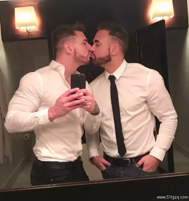 男优向男优求婚成功，天菜情侣送上满满的蜜汁幸福！ - 51虹马