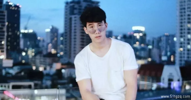 肌肉男神花式飙车！不仅有肌肉身材，还是个爱笑的阳光大男孩！ - 51虹马