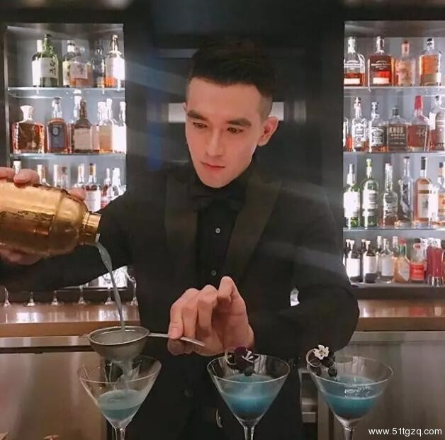 熟男酒保的正装Play，小编醉了！！ - 51虹马