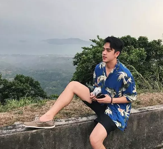 自己撕烂衣服秀内裤，这枚器大活好的华裔小奶狗很有料！ - 51虹马