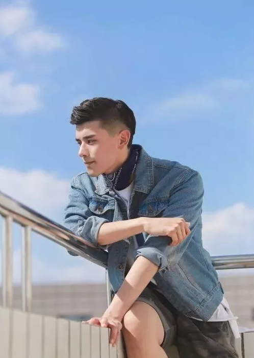 男朋友还是要找帅的，比如这个皮肤白嫩清爽帅气的小哥哥！－－牛旭东-51虹马