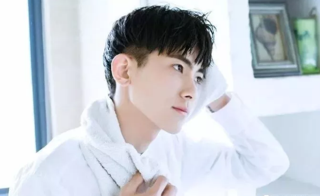 帅哥∣对这种干净简单、英俊又有少年感男生，真的好喜欢！－－张雨 - 51虹马