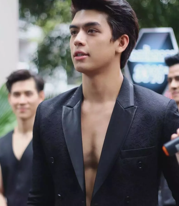 高颜值混血小王子，大胸腹肌筋Rou身材的天生暖男！ - 51虹马