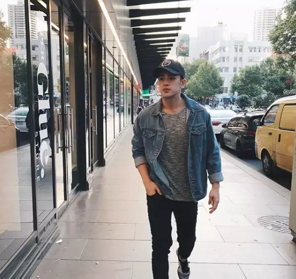 自己撕烂衣服秀内裤，这枚器大活好的华裔小奶狗很有料！ - 51虹马