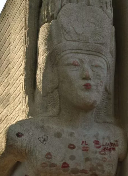 世界上最有特点的墓地，生前太帅，墓地上都是众多爱慕者的口红印 - 51虹马