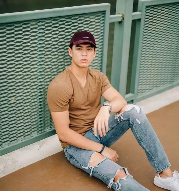 高颜值混血小王子，大胸腹肌筋Rou身材的天生暖男！ - 51虹马