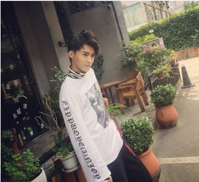 看点∣《谈判官》中的呆萌校草，竟是肌肉结实鲜嫩的运动型小哥哥！ - 51虹马