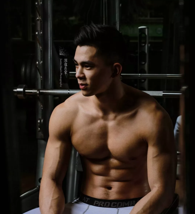 健身私教一枚，拥有八块腹肌的帅气小鲜肉！ - 51虹马