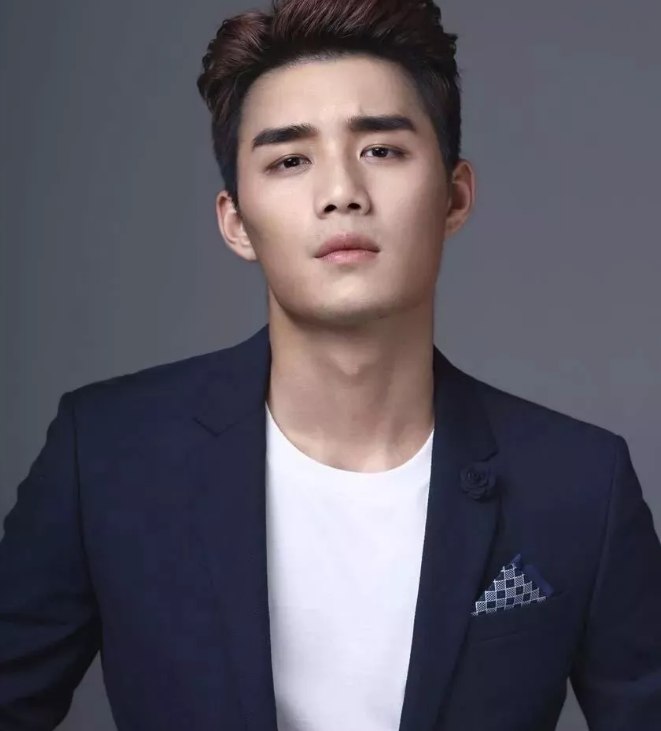 看点∣暖萌小鲜肉男友，变身八块腹肌制服石更汉，我的血槽快空了！ - 51虹马