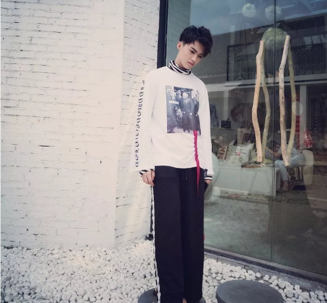 看点∣《谈判官》中的呆萌校草，竟是肌肉结实鲜嫩的运动型小哥哥！ - 51虹马