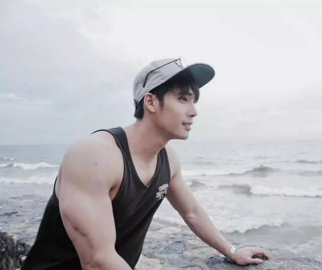 当肌肉帅哥穿上正装，这波爆肉荷尔蒙来的措不及防！ - 51虹马