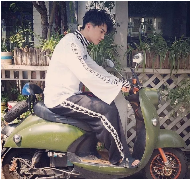 看点∣《谈判官》中的呆萌校草，竟是肌肉结实鲜嫩的运动型小哥哥！ - 51虹马