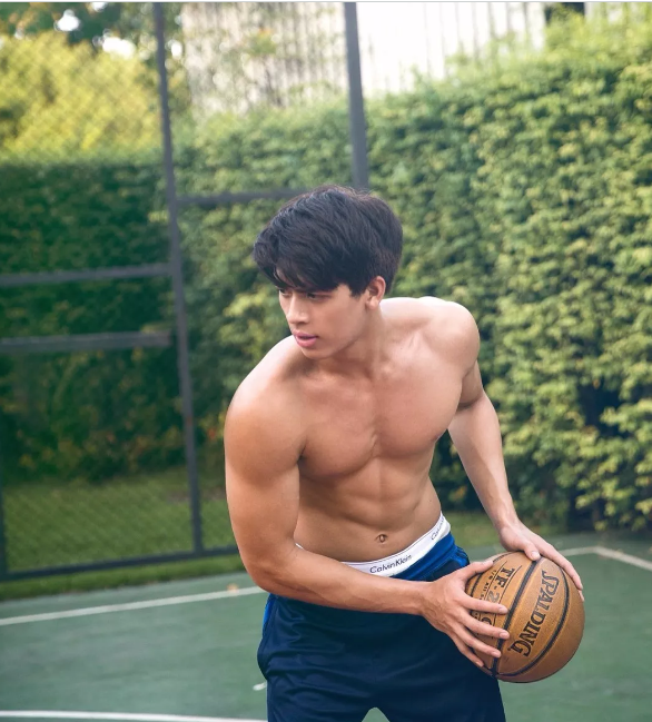 高颜值混血小王子，大胸腹肌筋Rou身材的天生暖男！ - 51虹马