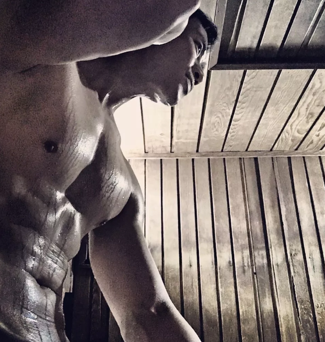 新加坡空少骚气外露，大尺度私照引围观 - 51虹马