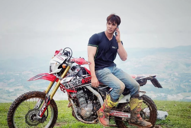 当肌肉帅哥穿上正装，这波爆肉荷尔蒙来的措不及防！ - 51虹马