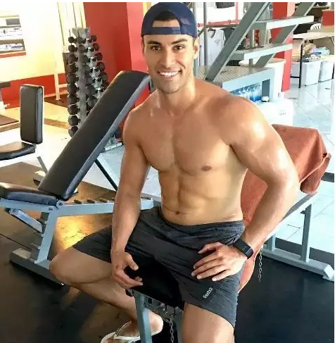 这位汤加猛男旗手惊艳了冬奥开幕式 - 51虹马