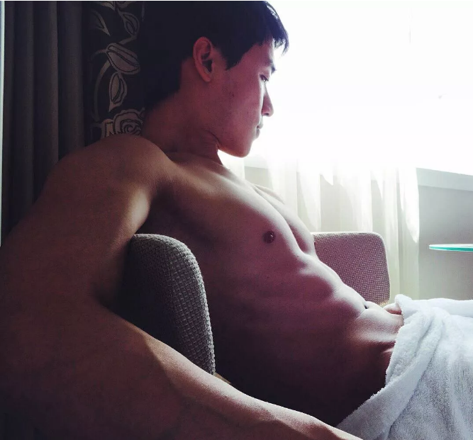 新加坡空少骚气外露，大尺度私照引围观 - 51虹马