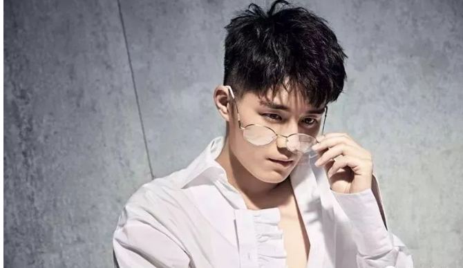 看点∣暖萌小鲜肉男友，变身八块腹肌制服石更汉，我的血槽快空了！ - 51虹马