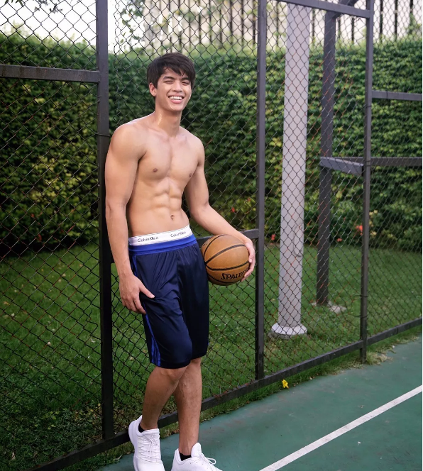 高颜值混血小王子，大胸腹肌筋Rou身材的天生暖男！ - 51虹马