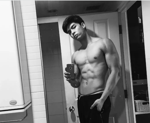 高颜值混血小王子，大胸腹肌筋Rou身材的天生暖男！ - 51虹马