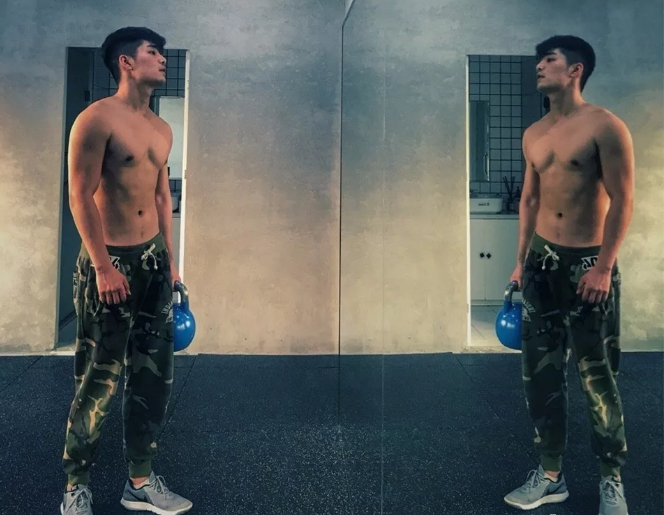 看点∣暖萌小鲜肉男友，变身八块腹肌制服石更汉，我的血槽快空了！ - 51虹马