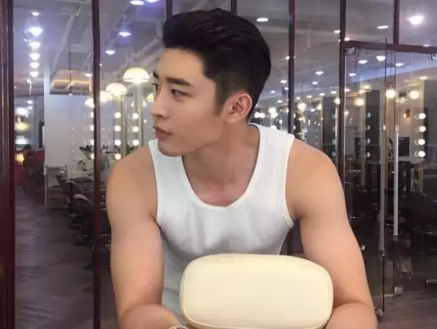 摄影师绝逼是福利职业，IG模特逆天尺度能看能摸还能吃 - 51虹马