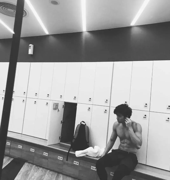 高颜值混血小王子，大胸腹肌筋Rou身材的天生暖男！ - 51虹马