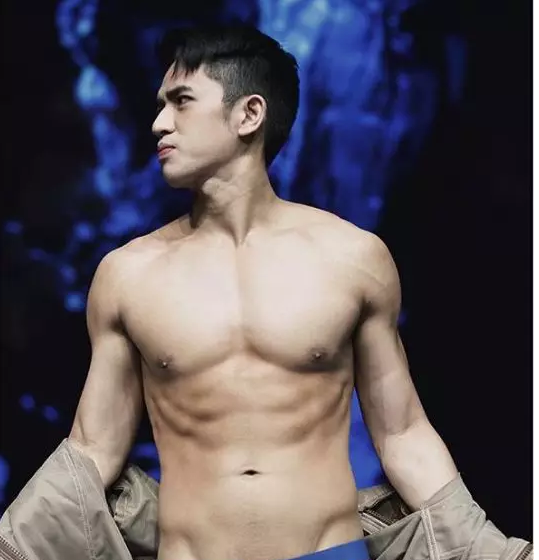 自己撕烂衣服秀内裤，这枚器大活好的华裔小奶狗很有料！ - 51虹马