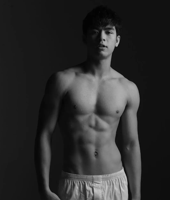 高颜值混血小王子，大胸腹肌筋Rou身材的天生暖男！ - 51虹马