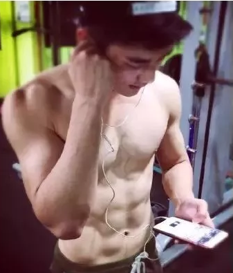 看点∣暖萌小鲜肉男友，变身八块腹肌制服石更汉，我的血槽快空了！ - 51虹马