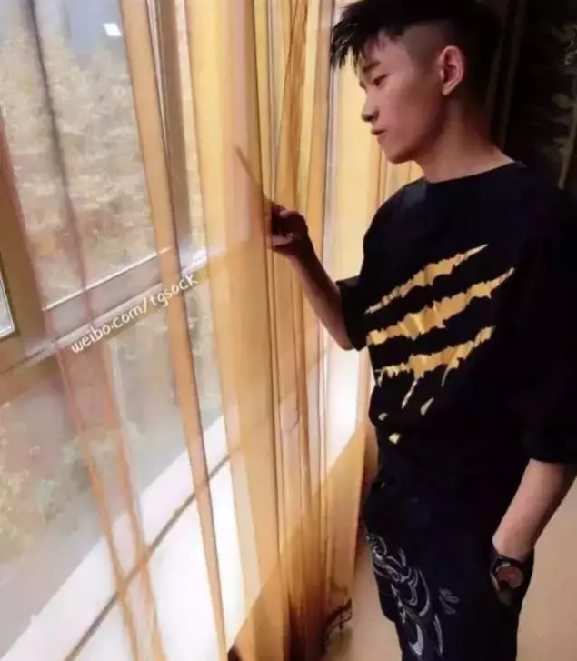 这位汤加猛男旗手惊艳了冬奥开幕式 - 51虹马