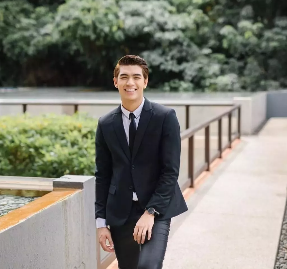 高颜值混血小王子，大胸腹肌筋Rou身材的天生暖男！ - 51虹马