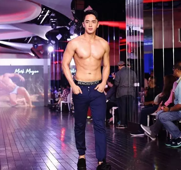 自己撕烂衣服秀内裤，这枚器大活好的华裔小奶狗很有料！ - 51虹马