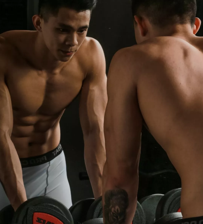 健身私教一枚，拥有八块腹肌的帅气小鲜肉！ - 51虹马