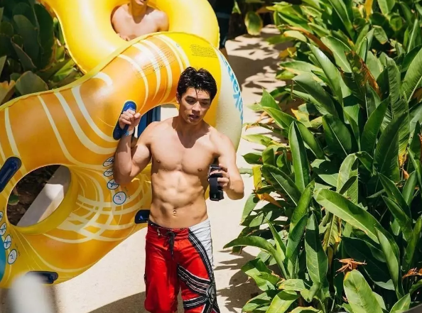 高颜值混血小王子，大胸腹肌筋Rou身材的天生暖男！ - 51虹马