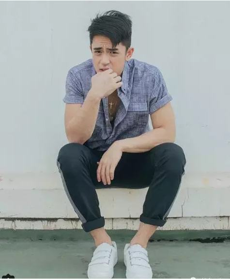 自己撕烂衣服秀内裤，这枚器大活好的华裔小奶狗很有料！ - 51虹马