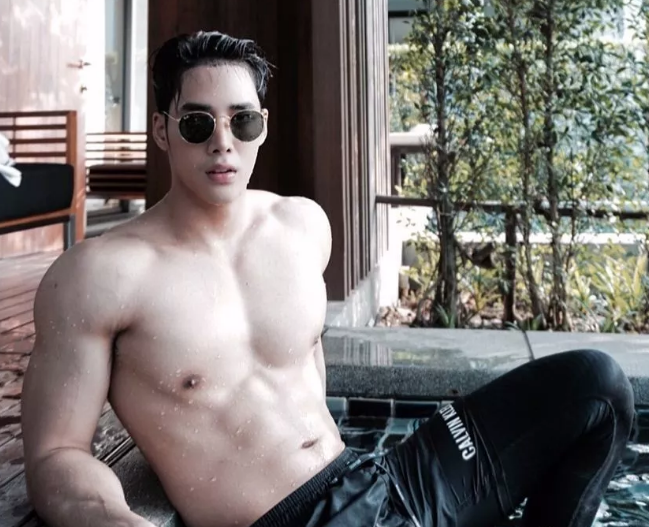 当肌肉帅哥穿上正装，这波爆肉荷尔蒙来的措不及防！ - 51虹马