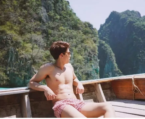 高颜值混血小王子，大胸腹肌筋Rou身材的天生暖男！ - 51虹马