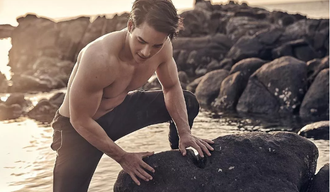 当肌肉帅哥穿上正装，这波爆肉荷尔蒙来的措不及防！ - 51虹马