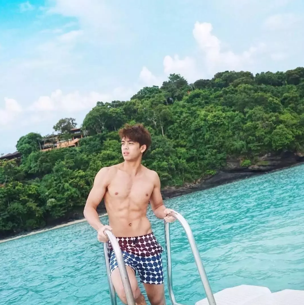 高颜值混血小王子，大胸腹肌筋Rou身材的天生暖男！ - 51虹马