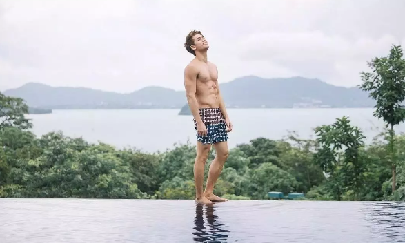 高颜值混血小王子，大胸腹肌筋Rou身材的天生暖男！ - 51虹马