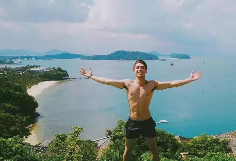 高颜值混血小王子，大胸腹肌筋Rou身材的天生暖男！ - 51虹马