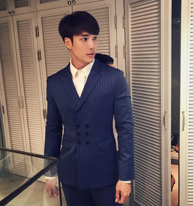 当肌肉帅哥穿上正装，这波爆肉荷尔蒙来的措不及防！ - 51虹马