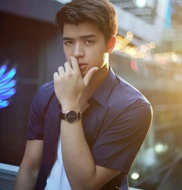 高颜值混血小王子，大胸腹肌筋Rou身材的天生暖男！ - 51虹马