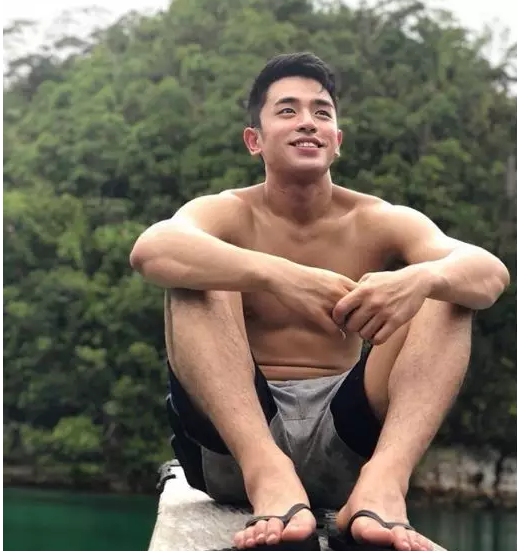 自己撕烂衣服秀内裤，这枚器大活好的华裔小奶狗很有料！ - 51虹马